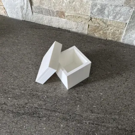 Boite carrée avec capot sur mesure 3d