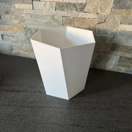 Petite poubelle plastique salle de bain ou wc