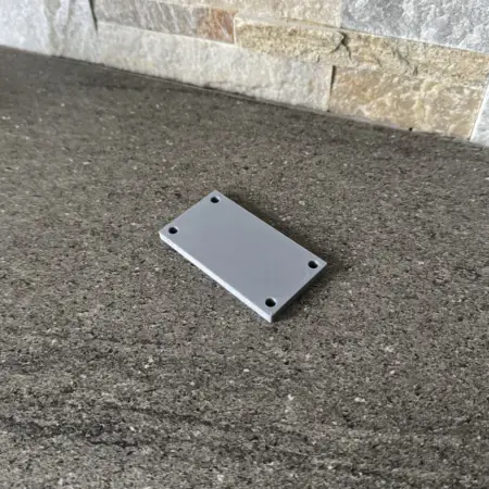 Plaque carrée concu avec des trous pour bricolage