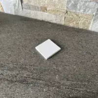 Plaque carrée en plastique percée