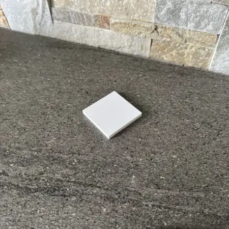 Plaque carrée en plastique percée