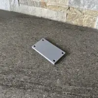 Plaque plastique en forme de rectangle percée