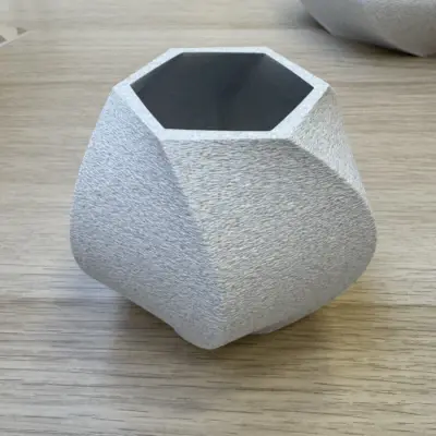 pot a plante gris de petite taille